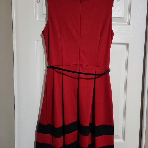 Liz Claiborne Sleeveless Red Dress with Black Stripes/Belt Womens Size 10 - Picture 3 of 4